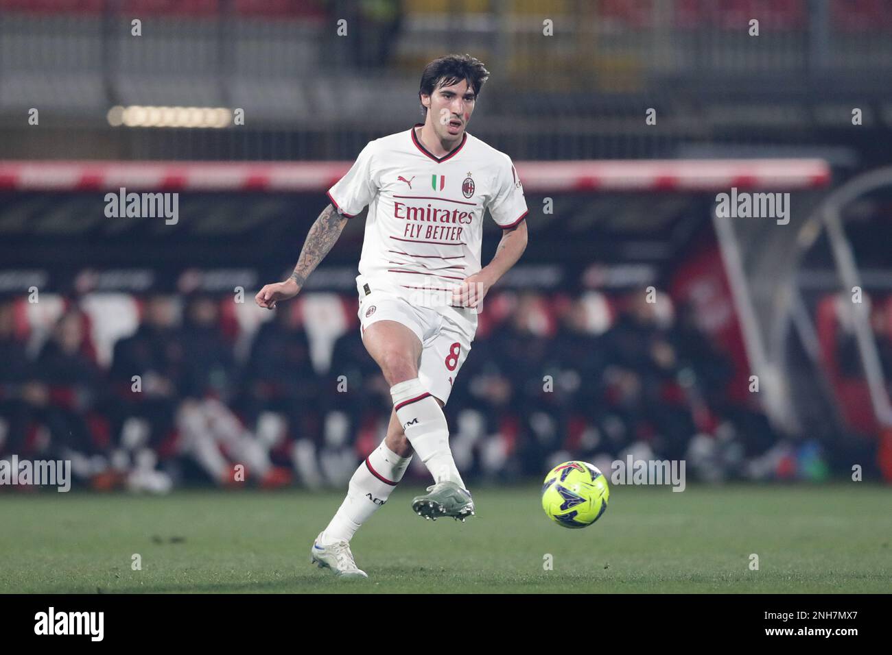 Sandro Tonali von Mailand in Aktion während des 2022-23 Serie A Tim Fußballspiels zwischen AC Monza und AC Mailand im U-Power Stadium. Endstand: Monza 0:1 Mailand. Stockfoto