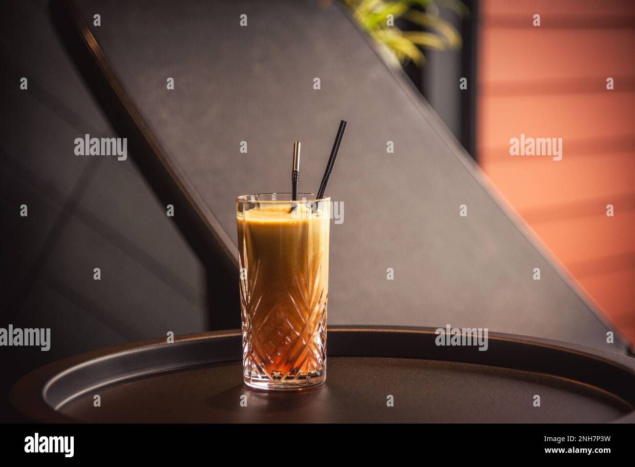 Orangefarbener Cocktail am Tisch im Spa-Hotel Stockfoto