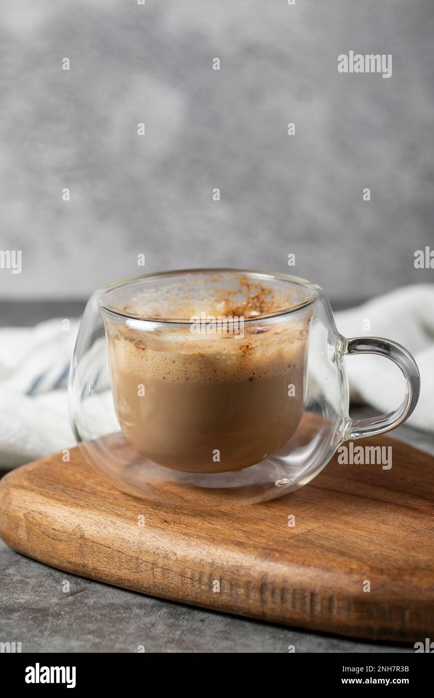 Kaffee mit Milch. Zubereiteter Kaffee in einem doppelwandigen Glas. Schließen Stockfoto