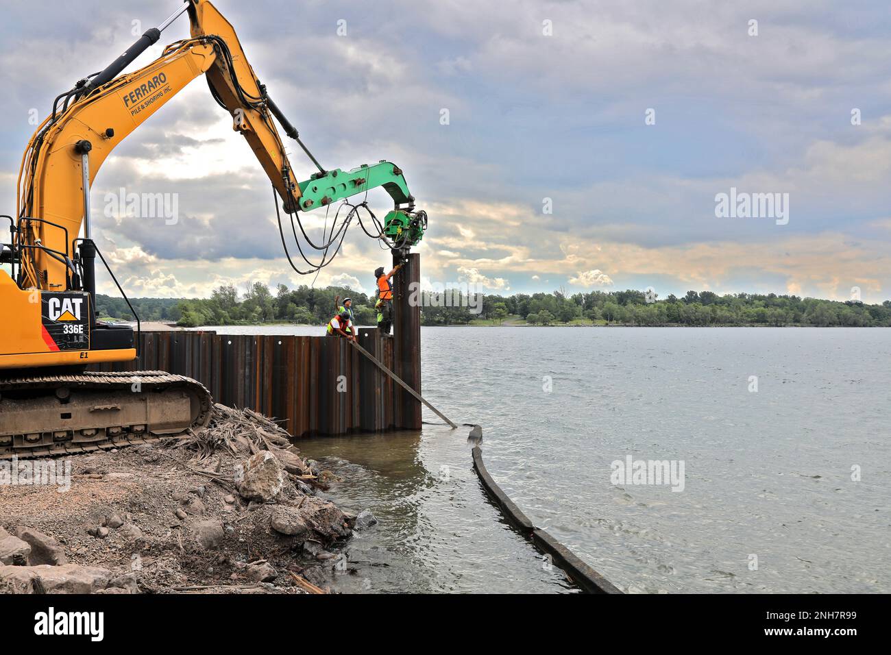 Die USA Army Corps of Engineers, Bauunternehmer im Buffalo District, begann vor kurzem mit der permanenten Reparatur von 610 Metern des Westpiers entlang der Little Sodus Bay, die nach Lake Ontario im Village of Fair Haven, Wayne County, New York, führt. Foto aufgenommen am 21. Juli 2022 von Yvonne Najera. Stockfoto