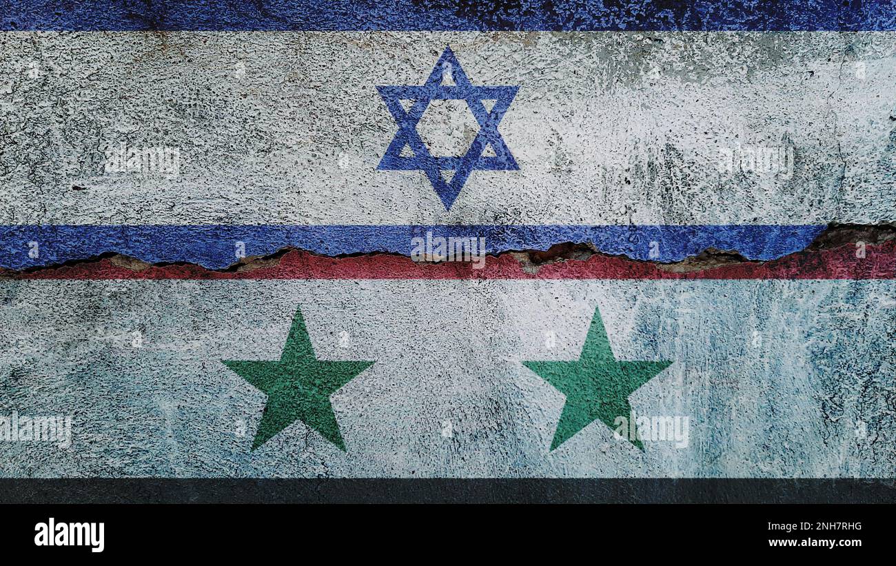 Israelische und syrische Flagge auf rissigem Wandhintergrund. Wirtschaftswissenschaften, politische Konflikte, Konsistenz des Kriegskonzepts Stockfoto