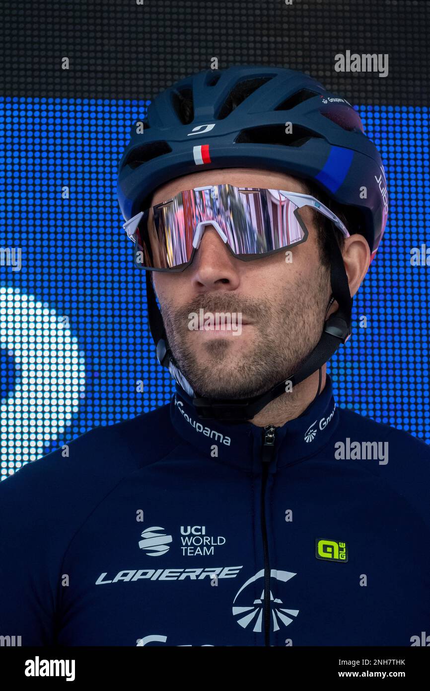 Französischer Fahrer Thibaut Pinot vom Groupam-fdj Team gesehen vor Beginn der zweiten Stufe der Tour des Alpes-Maritimes et du Var 2023. Die zweite Etappe der Tour des Alpes-maritimes et du Var 2023 beginnt im Mandelieu la Napoule und erreicht Antibes nach 179, 4 km Rennstrecke. Das gelbe Trikot des Leaders nach der ersten Etappe wird von Franzose Kevin Vauquelin (Team ARKEA Samsic) getragen, der Neilson Powless (Team EF Education – EasyPost) um 09 Sekunden voraus ist und Kevin Geniets (Team Groupama-fdj) um 11 Sekunden den dritten Platz belegt. Stockfoto