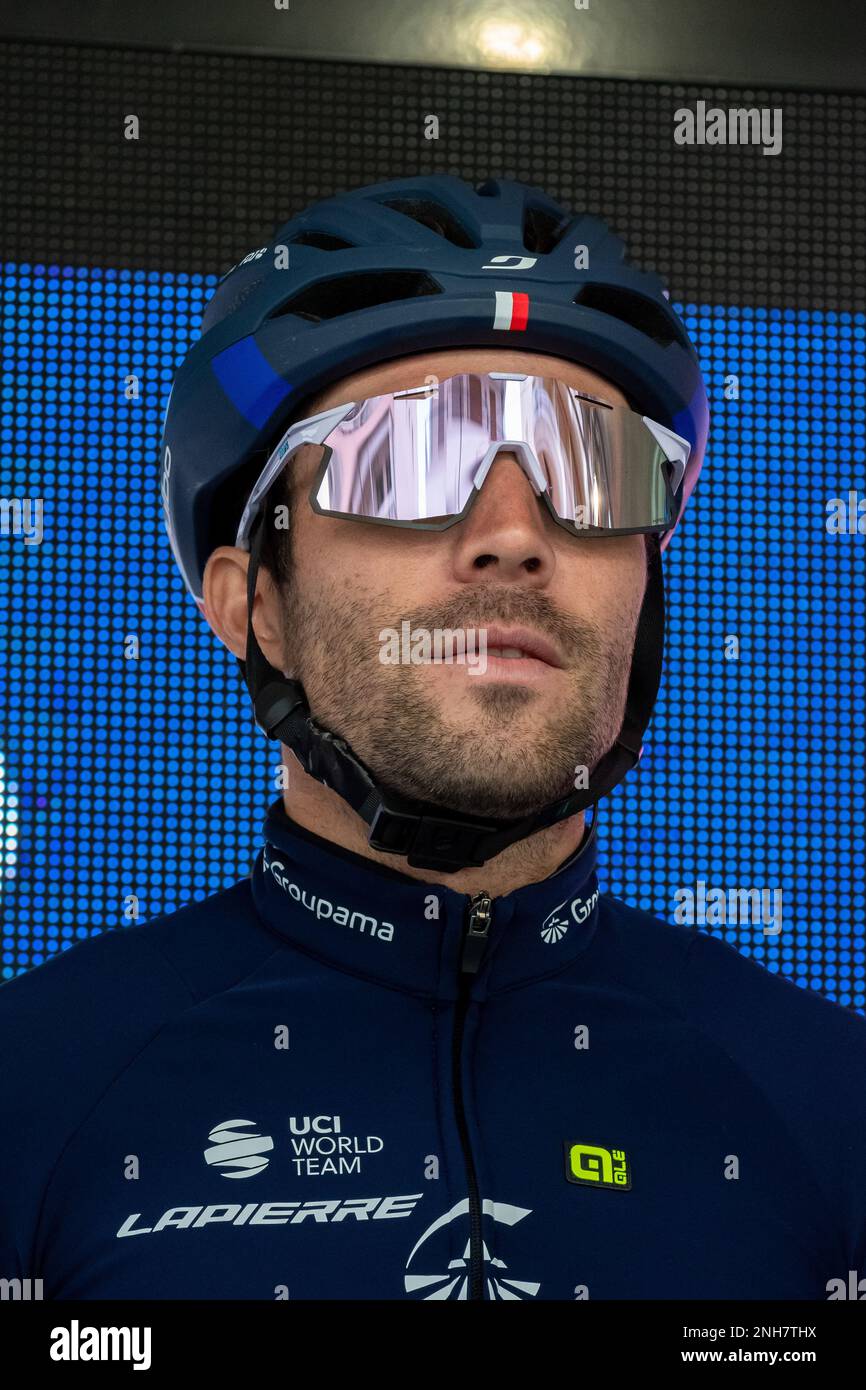 Französischer Fahrer Thibaut Pinot vom Groupam-fdj Team gesehen vor Beginn der zweiten Stufe der Tour des Alpes-Maritimes et du Var 2023. Die zweite Etappe der Tour des Alpes-maritimes et du Var 2023 beginnt im Mandelieu la Napoule und erreicht Antibes nach 179, 4 km Rennstrecke. Das gelbe Trikot des Leaders nach der ersten Etappe wird von Franzose Kevin Vauquelin (Team ARKEA Samsic) getragen, der Neilson Powless (Team EF Education – EasyPost) um 09 Sekunden voraus ist und Kevin Geniets (Team Groupama-fdj) um 11 Sekunden den dritten Platz belegt. Stockfoto