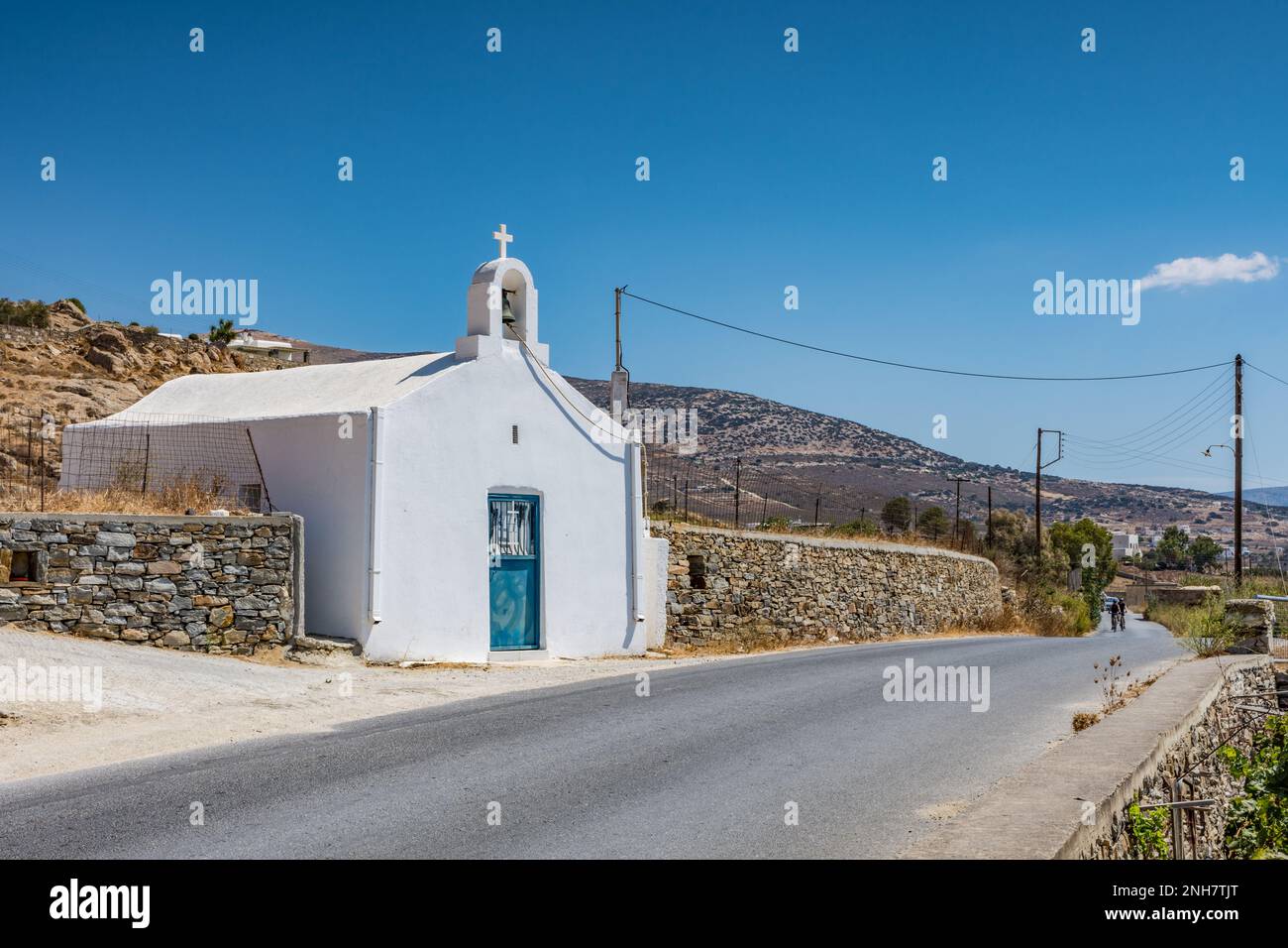 Charakteristische kleine Kirche am Rande einer Straße, Naxos Stockfoto