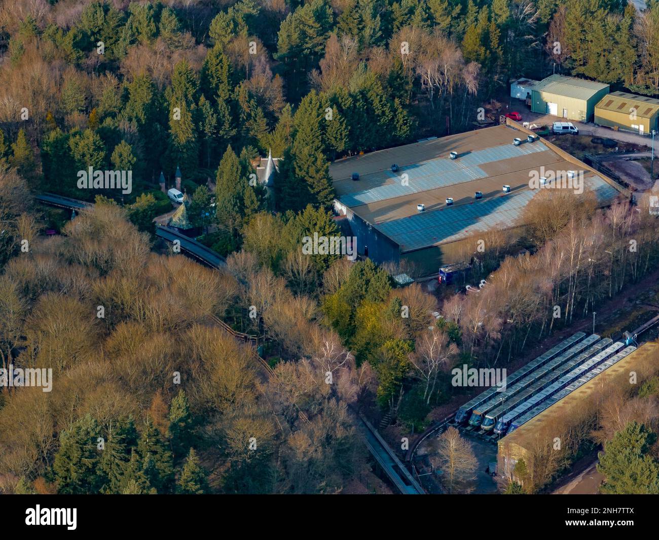 Alton Towers Winter Saisonschluss Updates von der Air Aerial Drohne FT Sub Terra Wiedereröffnung Enterpirse Entfernung und Probefahrten Tests Stockfoto