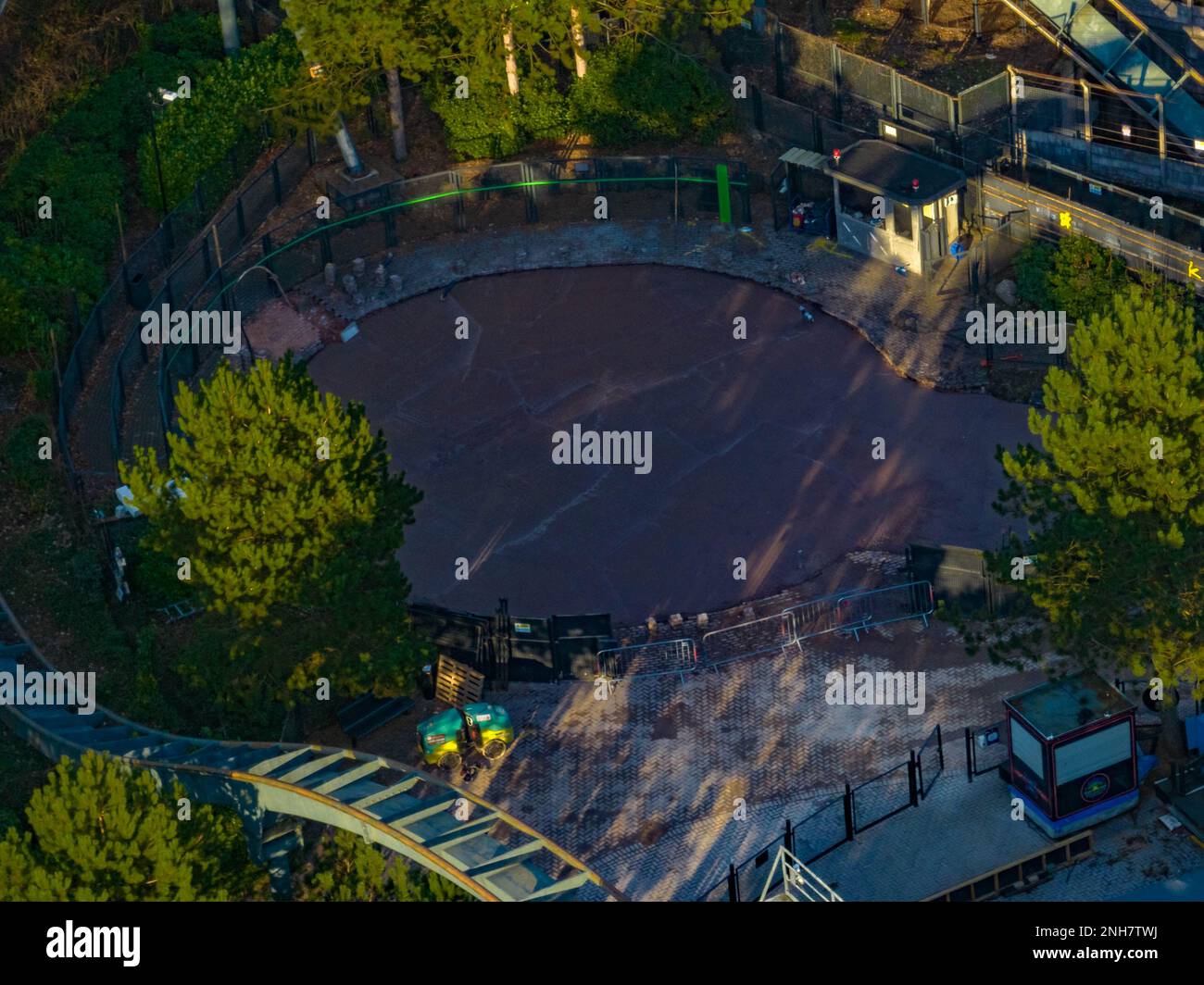 Alton Towers Winter Saisonschluss Updates von der Air Aerial Drohne FT Sub Terra Wiedereröffnung Enterpirse Entfernung und Probefahrten Tests Stockfoto