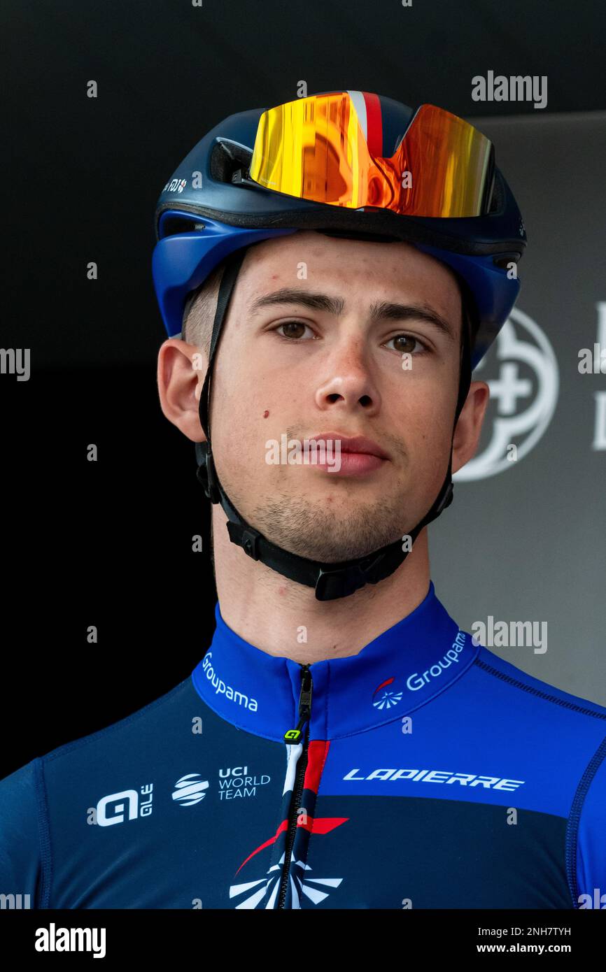 Britischer Fahrer Samuel Watson vom Groupama-fdj-Team, gesehen in der Präsentationsrunde vor Beginn der zweiten Phase der Tour des Alpes-maritimes et du Var 2023. Die zweite Etappe der Tour des Alpes-maritimes et du Var 2023 beginnt im Mandelieu la Napoule und erreicht Antibes nach 179, 4 km Rennstrecke. Das gelbe Trikot des Leaders nach der ersten Etappe wird von Franzose Kevin Vauquelin (Team ARKEA Samsic) getragen, der Neilson Powless (Team EF Education – EasyPost) um 09 Sekunden voraus ist und Kevin Geniets (Team Groupama-fdj) um 11 Sekunden den dritten Platz belegt. (Foto: Laurent Coust/SOPA Images/Sipa USA) Stockfoto