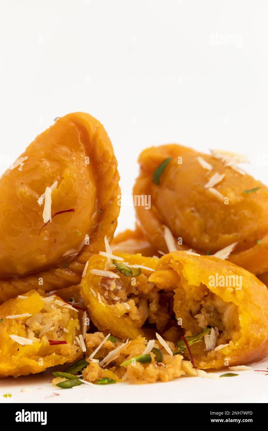 Kesar Gujia Heißt Auch Gujiya, Pirukiya, Pirukia, Pedakiya, Karanji, Basundi Oder Gughra Gefüllt Mit Mawa, Khoya, Chasni, Mava, Khoa - Indianerklumpen Stockfoto