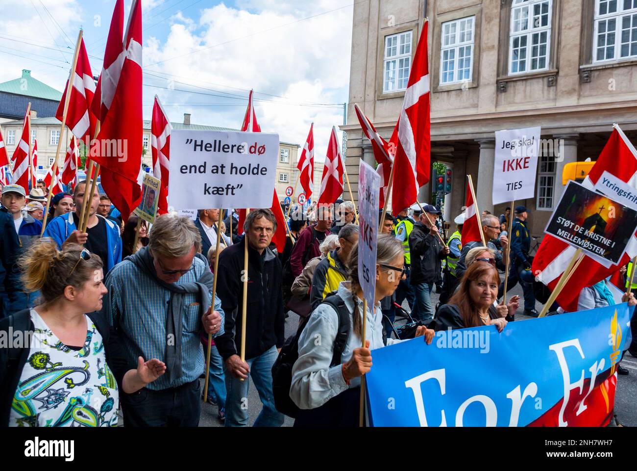 Kopenhagen, Dänemark, Menschenmenge, demonstriert für die politische Partei der extremen Rechten, Anti-Immigration, auf der Straße, mit Flaggen Stockfoto