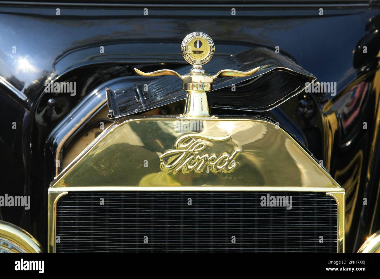 Antikes Ford-Zierwerk auf der Wheels and Wings Car Show in Osceola, Wisconsin, USA. Stockfoto