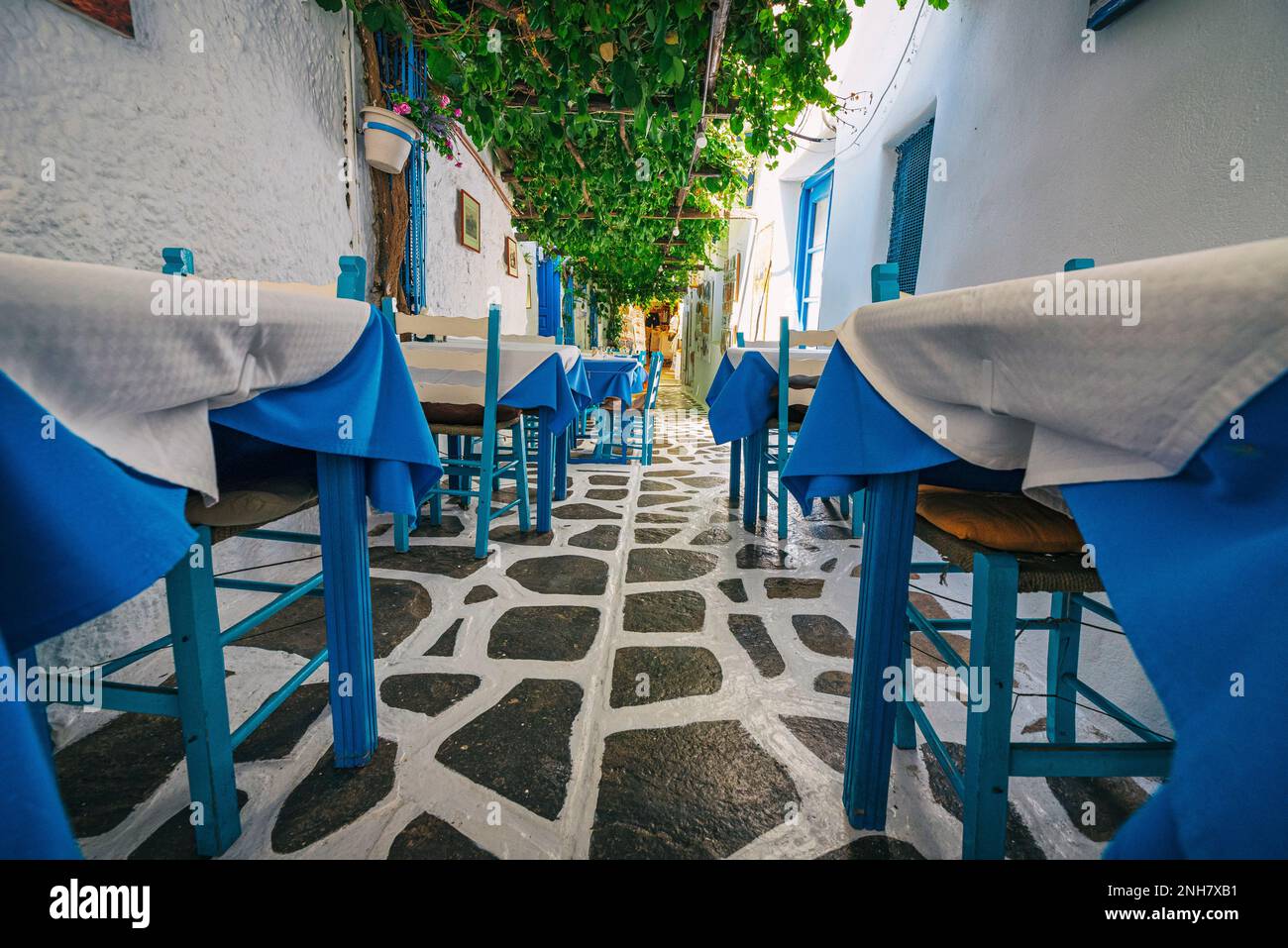 Charakteristische Gasse mit Taverne in der Altstadt von Naxos, Griechenland Stockfoto