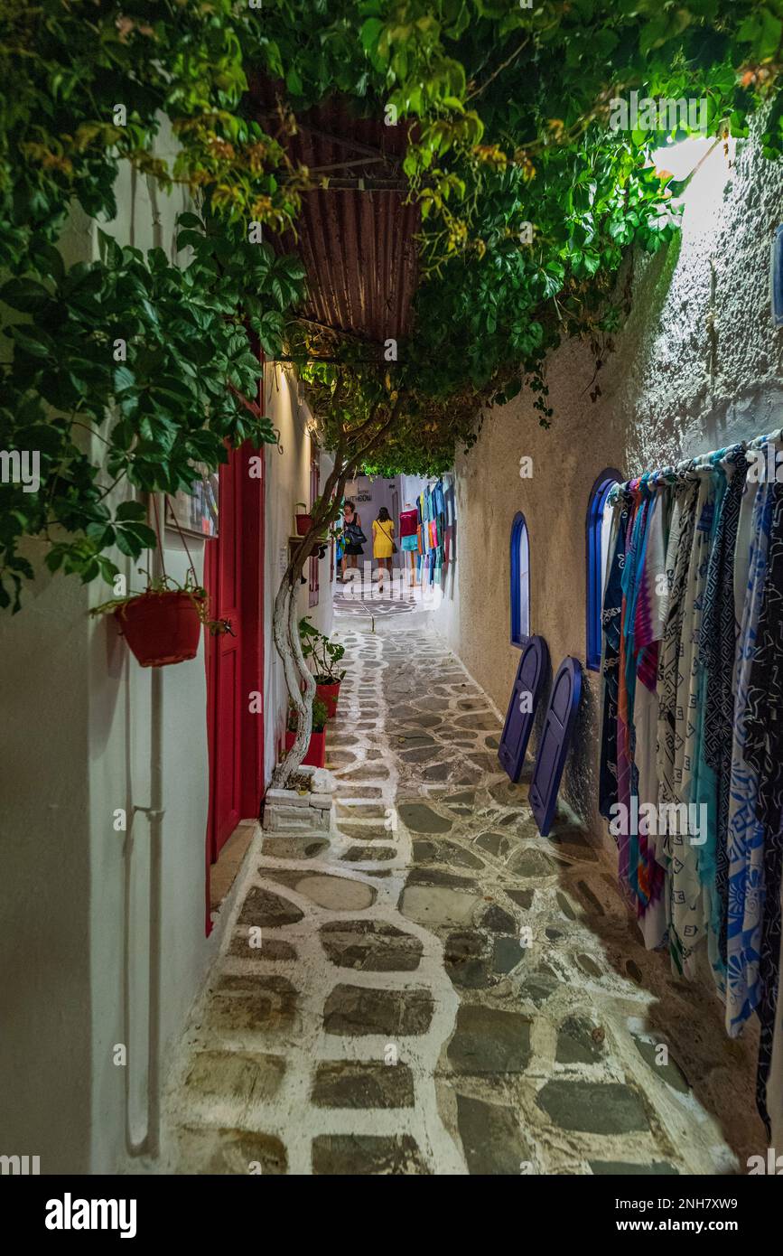 Charakteristische Gasse mit touristischen Basaren in der Altstadt von Naxos, Griechenland Stockfoto