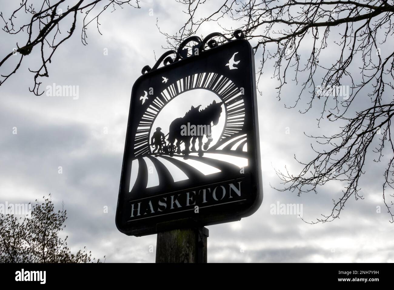 Hasketon-Dorfschild, Suffolk, Großbritannien Stockfoto