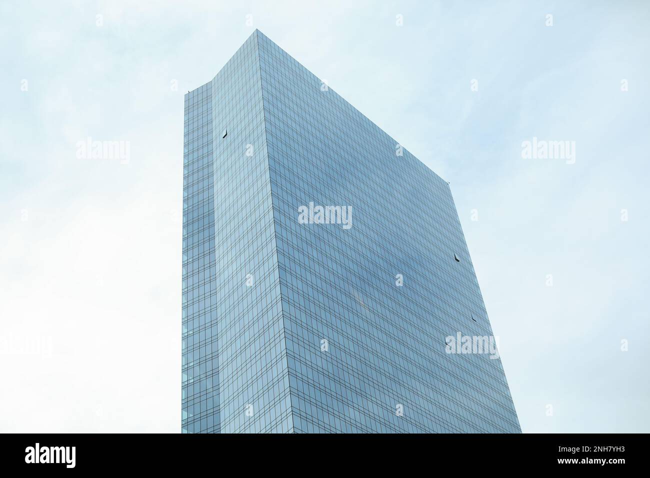 Moderne, zeitgenössische Glasgebäude mit luxuriösen Wolkenkratzern Stockfoto