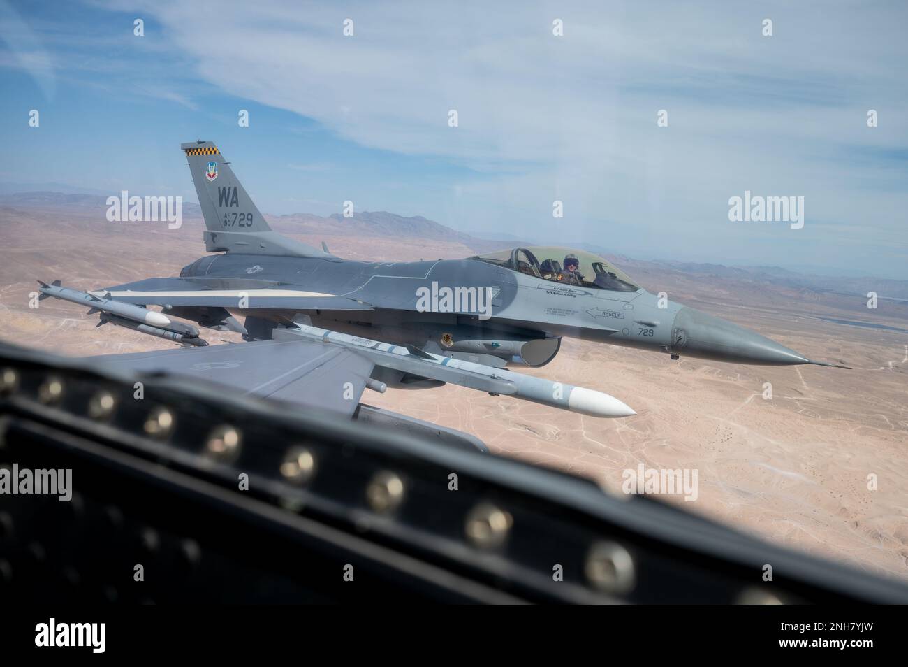 Ein F-16C Fighting Falcon, der der 64. Aggressor-Staffel zugeteilt wurde, nimmt an einer Red Flag-Nellis 22-3-Trainingsmission am Nellis Air Force Base, Nevada, am 21. Juli 2022 Teil. Die Teilnehmer führen eine Vielzahl von Szenarien durch, einschließlich defensiver Gegenluft, offensiver Gegenluft-Unterdrückung feindlicher Luftabwehr und offensiver Gegenluft-Sperrung. Stockfoto