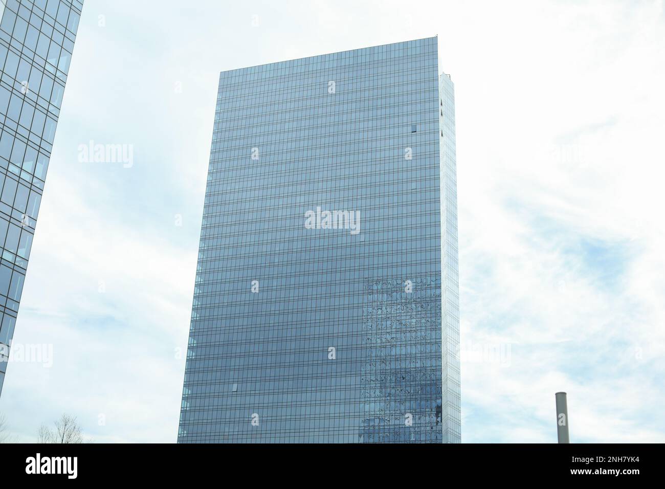 Moderne, zeitgenössische Glasgebäude mit luxuriösen Wolkenkratzern Stockfoto