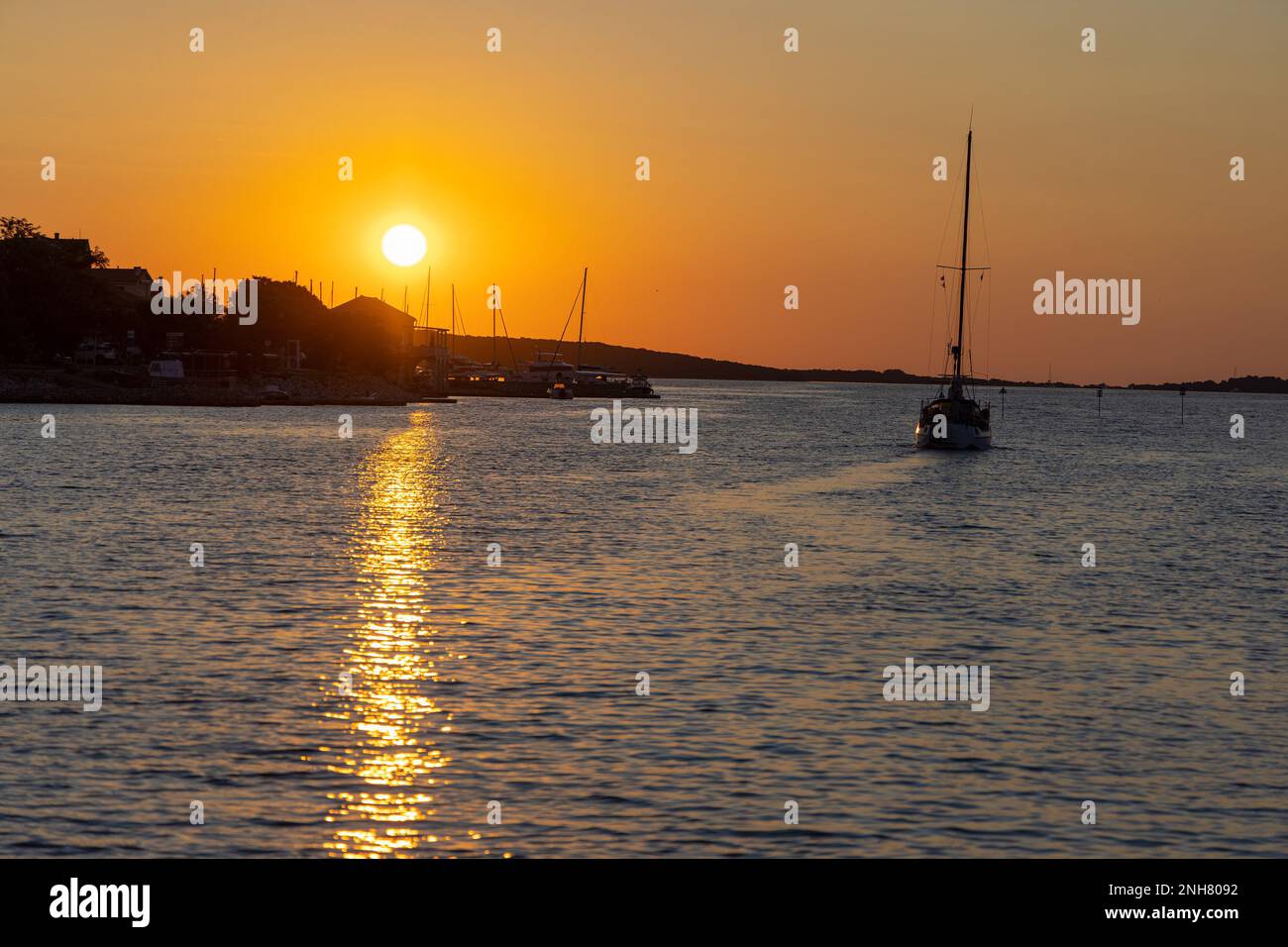 Sonnenuntergang in der Nähe des Dorfes Veli Rat, der Adria, Kroatien Stockfoto