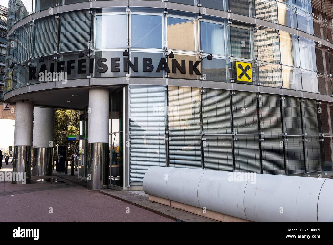 Wien, Österreich - 17. Oktober 2022: Schild und Logo der Raiffeisen Zentralbank Osterreich Bank in Donau oder Wien DC, Wien, Österreich Stockfoto