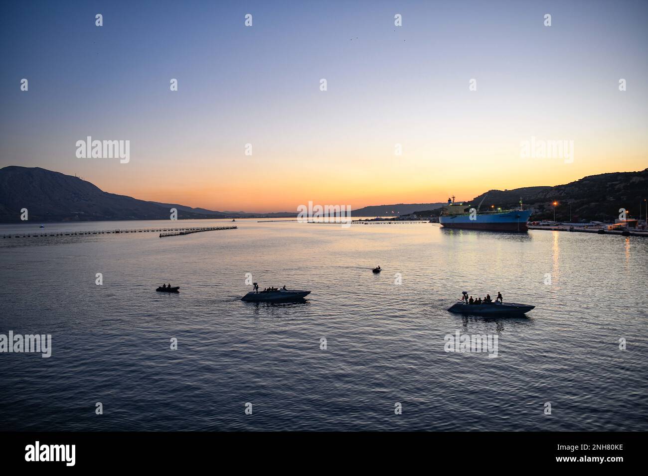 MARINESTÜTZUNGSAKTIVITÄTEN SOUDA BAY, Griechenland (21. Juli 2022) – US Naval Special Warfare Combatant-Craft-Besatzungen mit Special Boat Team – ZWÖLF, U.S. Naval Special Warfare Group FOUR führen mit 4. Marine Regiment einen Angriff auf Kampfschiffe durch, während sie schwedische Marinesoldaten tragen, Schwedisches Amphibienkorps während der Übung TYR 22 im NATO Maritime Interdiction Operational Training Center (NMIOTC) in Souda Bay, Griechenland, 21. Juli 2022. TYR 22 ist eine maritime Interdiktionsübung, die bei NMIOTC durchgeführt wird und schwedische Marineinfanteristen, US-Marineinfanteristen und Kampfsportler der US-Marine zusammenbringt Stockfoto