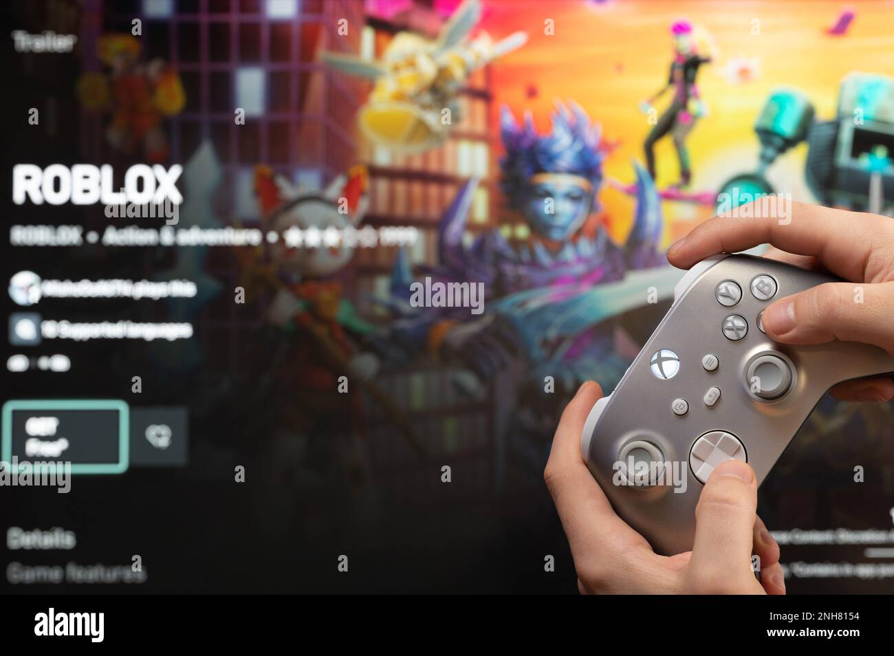 New york, USA - 20. Februar 2023: Gamer starten das neue Roblox-Spiel auf der xbox-Konsole mit dem Joystick in der Hand Stockfoto