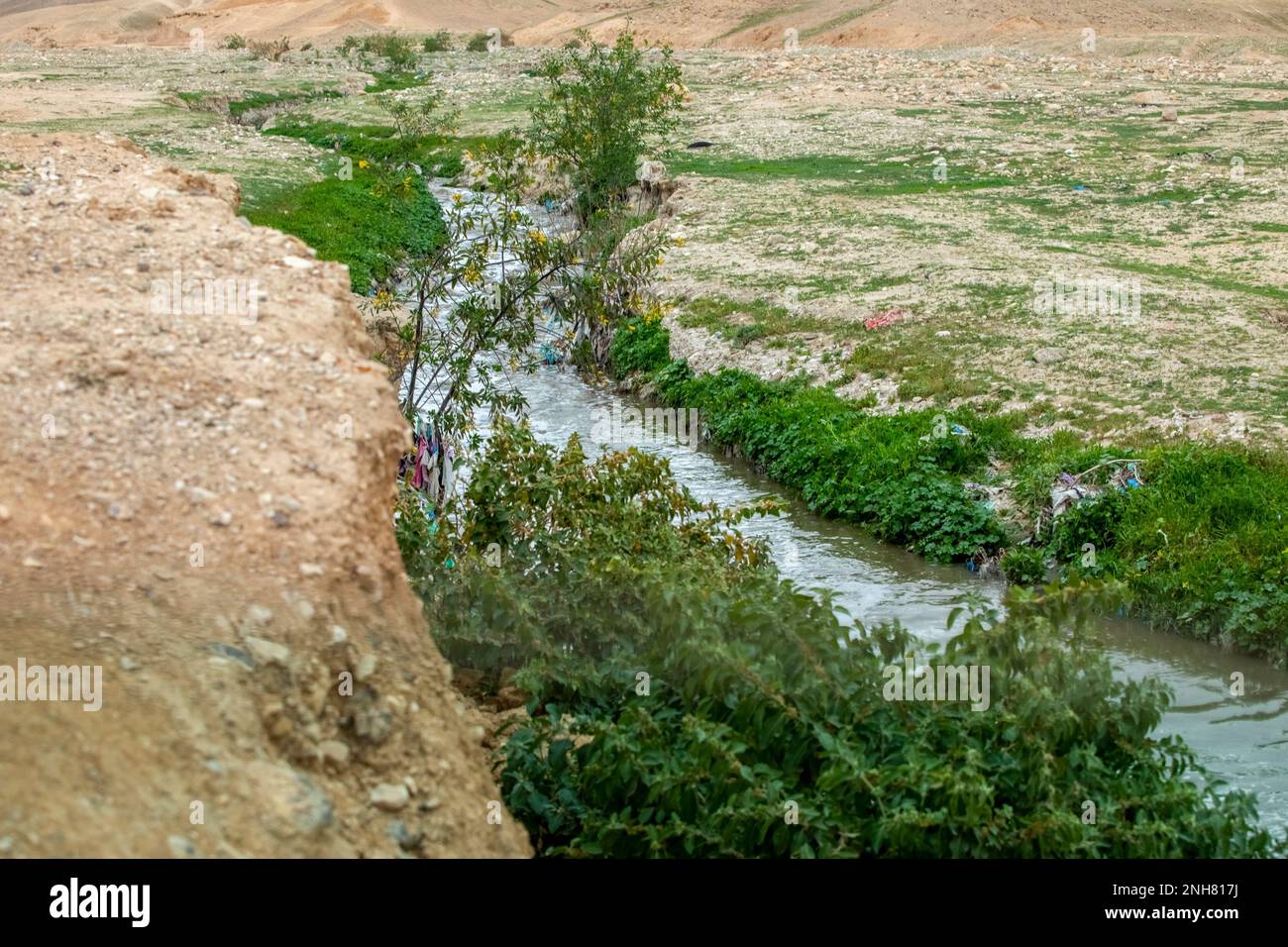 Der Kidron-Strom fließt von Jerusalem zum Toten Meer. cia, Westbank und Palästina. Der Strom in diesem Strom besteht hauptsächlich aus Abwasser und Abfällen Stockfoto