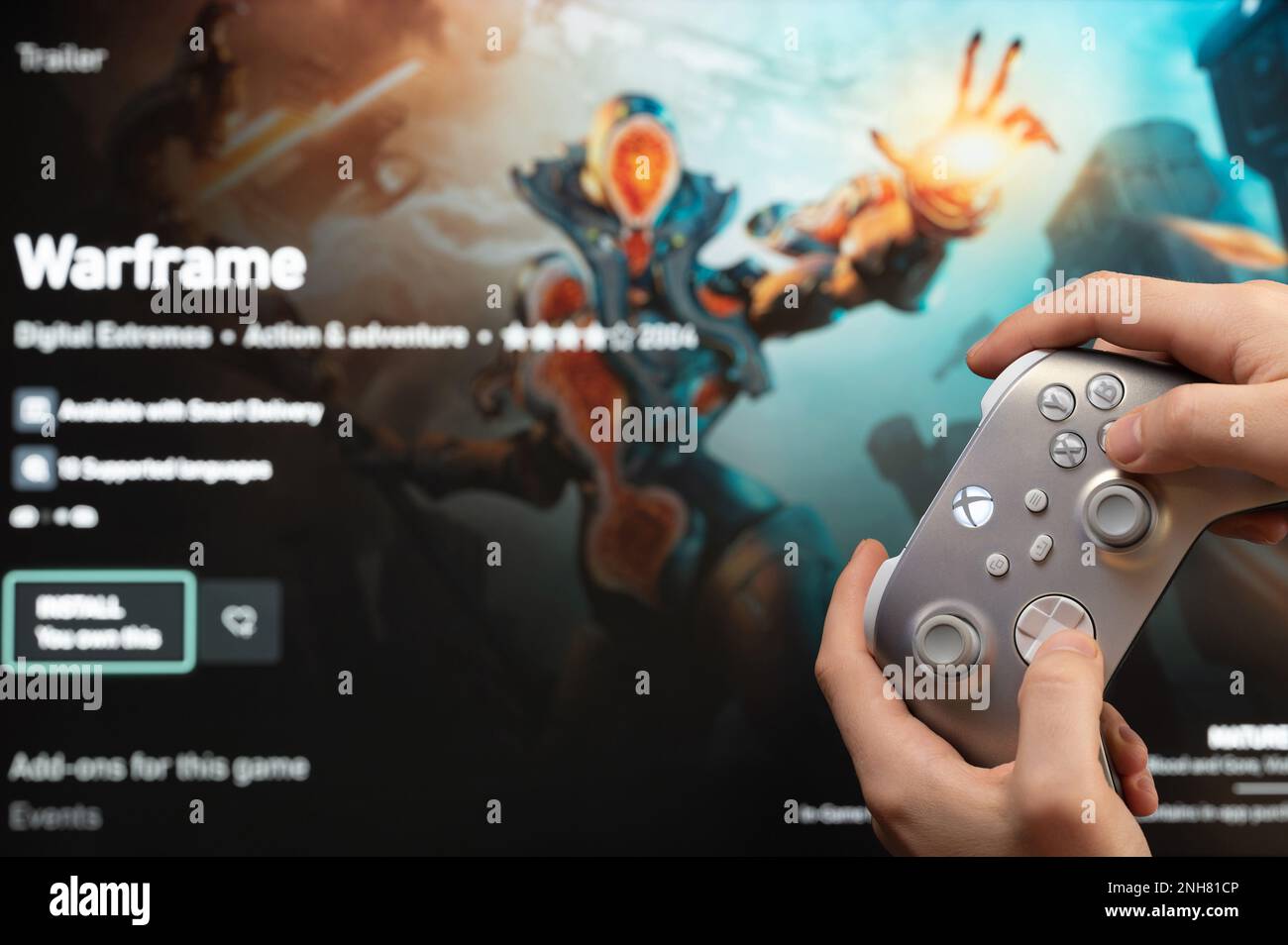 New york, USA – 20. Februar 2023: Gamer starten das neue Warframe Game auf der xbox-Konsole mit dem Joystick in der Hand Stockfoto