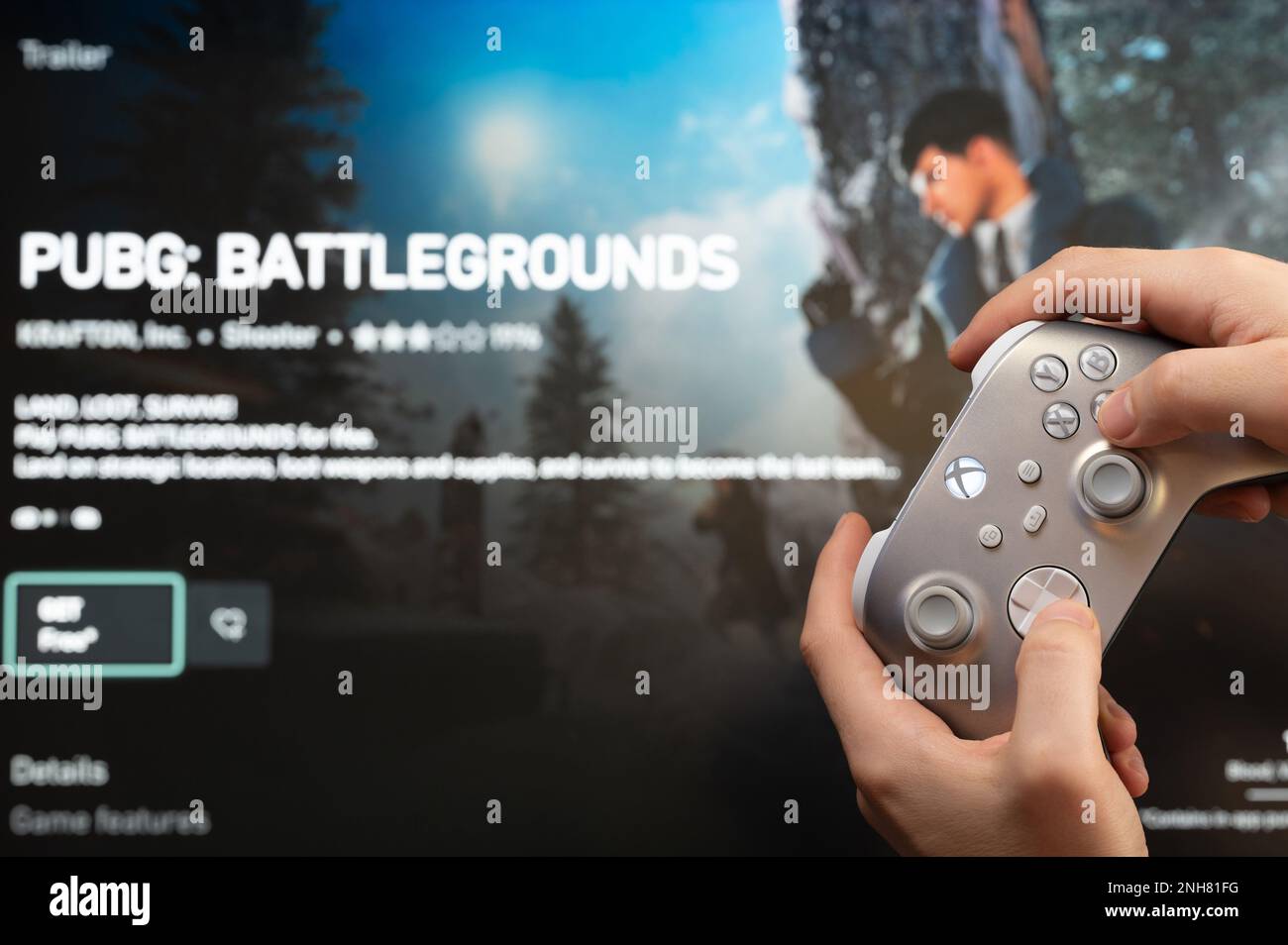 New york, USA – 20. Februar 2023: Gamer starten neues PUBG-Spiel auf der xbox-Konsole mit dem Joystick in der Hand Stockfoto