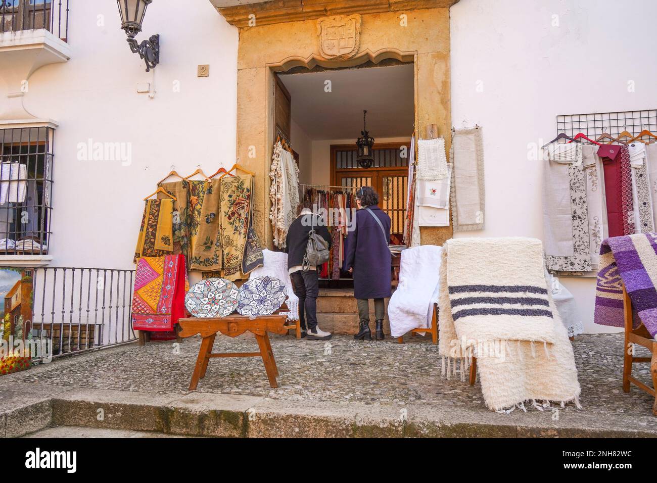 Ronda Spanien, Blick auf die Straße. Kaufen Sie lokale Produkte im weiß getünchten alten Dorf Ronda, Andalusien, Spanien Stockfoto