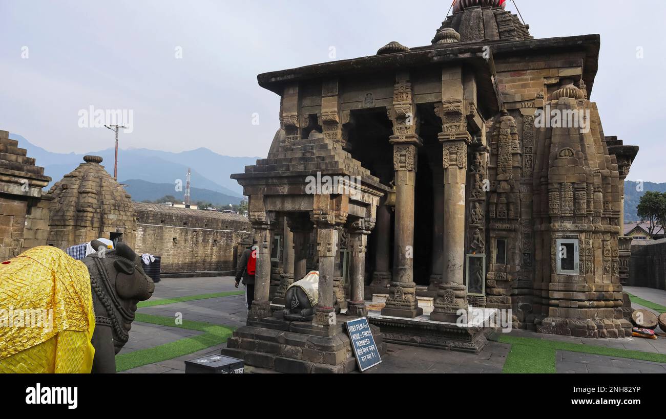 INDIEN, HIMACHAL PRADESH, KANGRA, Dezember 2022, Gläubiger am Baijnath Shiva Tempel erbaut im 13. Jahrhundert von den lokalen Händlern Ahuka und Manyuka, Baijnath Stockfoto