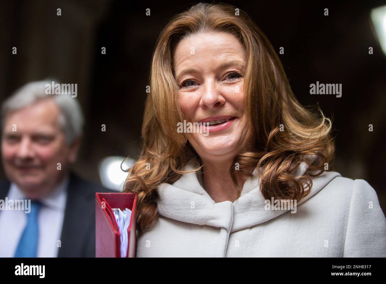 London, England, Großbritannien. 21. Februar 2023. GILLIAN KEEGAN, Staatssekretär für Bildung, wird außerhalb der Downing Street 10 als Kabinettssitzung gesehen. (Kreditbild: © Tayfun Salci/ZUMA Press Wire) NUR REDAKTIONELLE VERWENDUNG! Nicht für den kommerziellen GEBRAUCH! Kredit: ZUMA Press, Inc./Alamy Live News Stockfoto