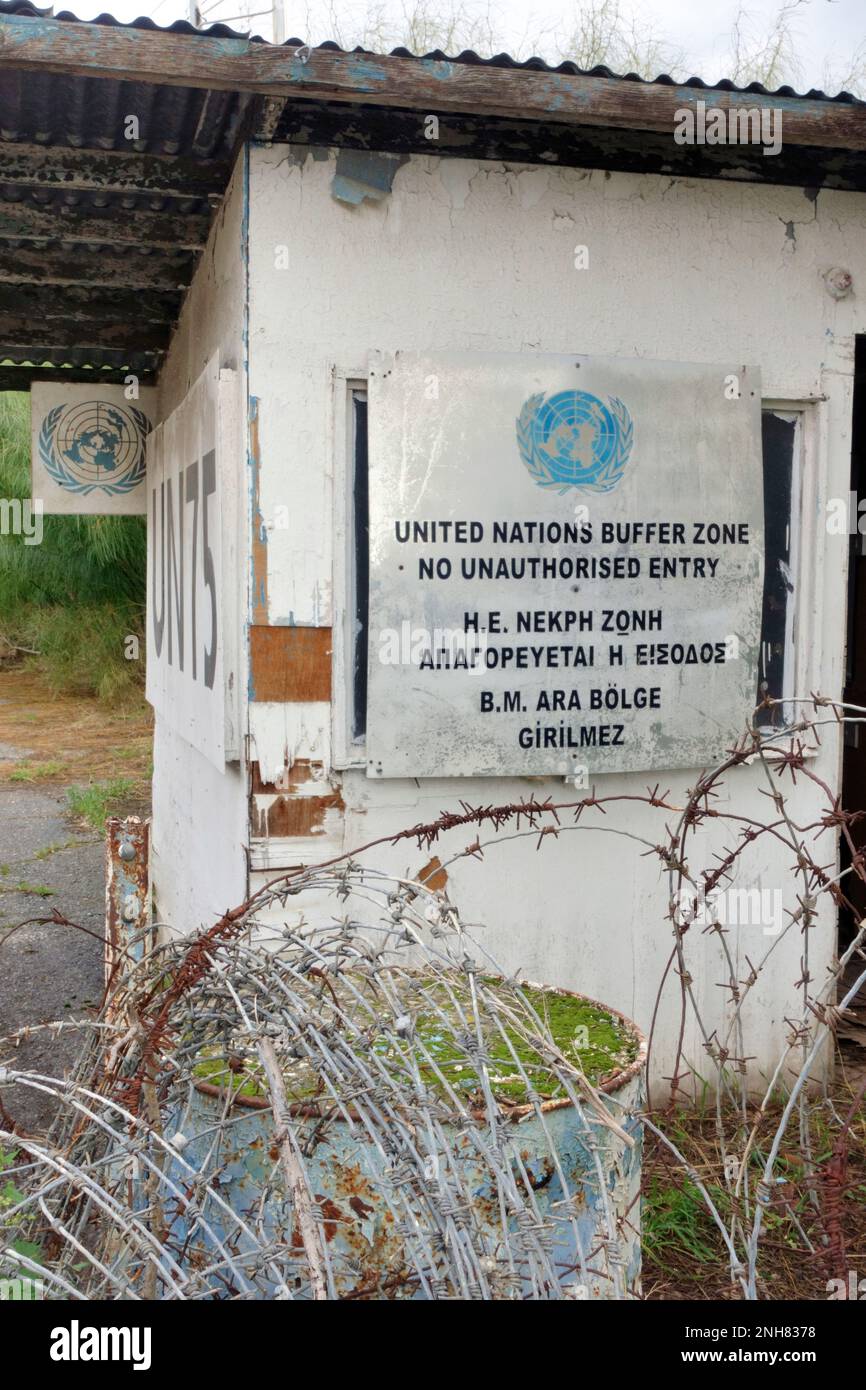 Nikosia, Zypern - 31. Januar 2023 Zypern-türkische Pufferzone unter der Kontrolle der Friedenstruppe der Vereinten Nationen in der geteilten Stadt Nikosia Stockfoto