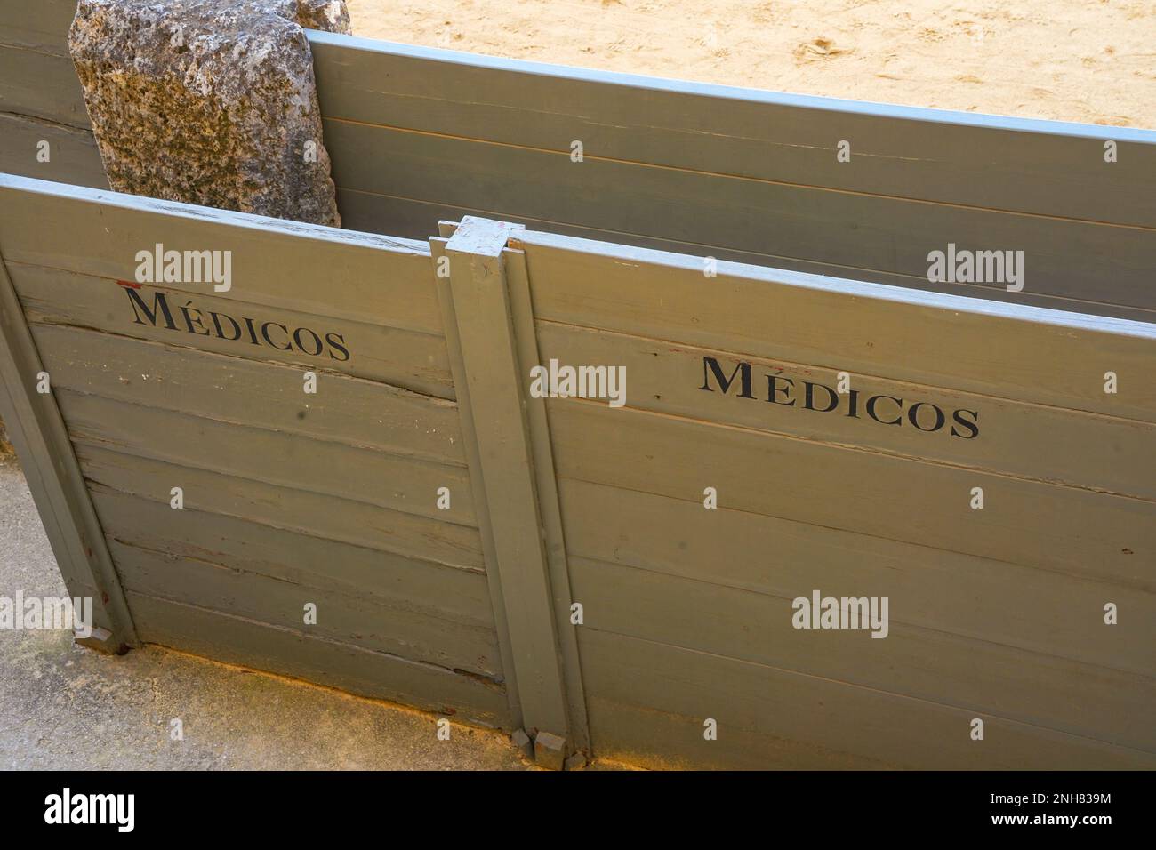 Abreise und Einreise nach außen Spaltungen für medizinisches Personal, Stierkampfarena in Spanien, Ronda, Andalusien, Spanien. Stockfoto