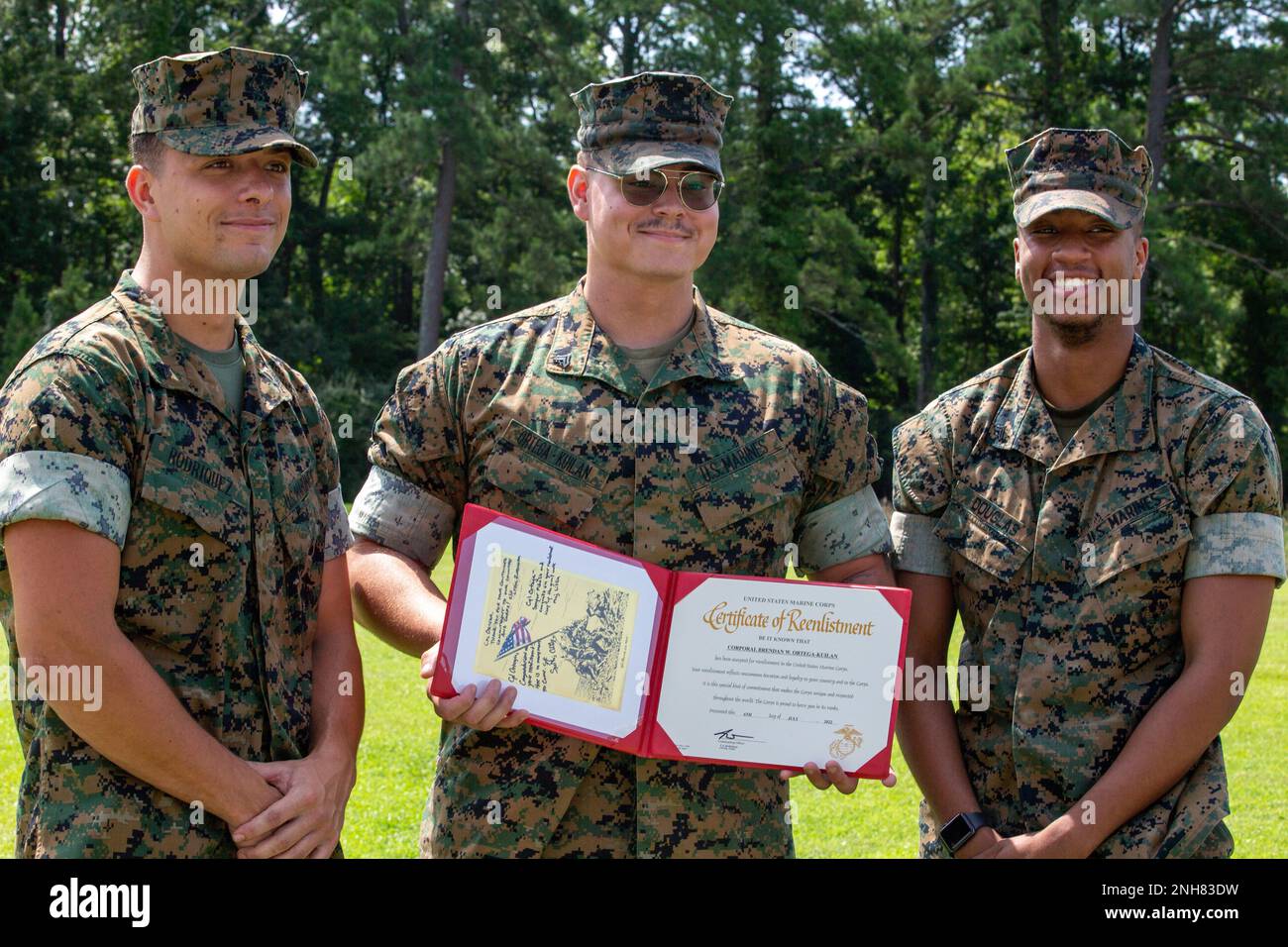 USA Marine Corps CPL. Christian Rodriquez (links), CPL. Brendan W. Ortega-Kuilan (Zentrum), Techniker für Flugkörpersysteme mit Hauptsitz und Staffel (H&HS), und CPL. Justin Douglas, Postangestellter bei H&HS, halten zusammen für ein Foto in Miller's Landing, Marine Corps Air Station, Cherry Point 21, 2022, North Carolina. Ortega-Kuilan, ein Einheimischer aus Poinciana, Florida, wurde im Rahmen des Commandant's Retention Program wieder aufgenommen und erhielt eine Auswahl an Dienstorten zur Auswahl. Stockfoto