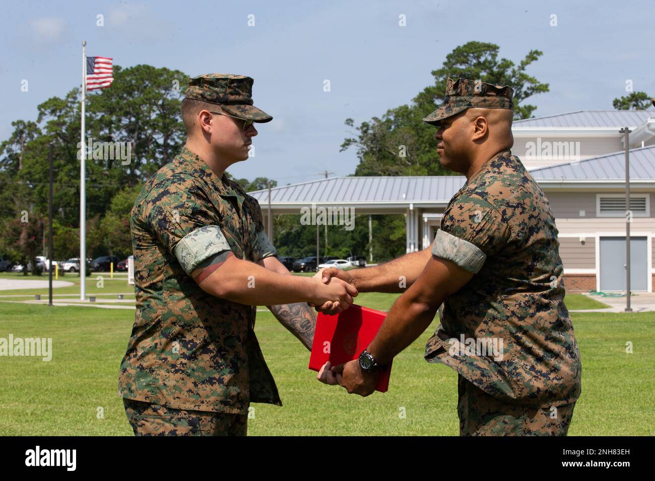 USA Der Marine Corps CPL. Brendan W. Ortega-Kuilan, ein Techniker für Kampfsysteme in der Luftfahrt mit Hauptsitz und Hauptquartier, erhält seine Wiederernennungsbescheinigung von Kapitän Leandro Crooms, dem für die Stationserteilung zuständigen Offizier, am Miller’s Landing, Marine Corps Air Station Cherry Point, North Carolina, am 21. Juli 2022. Ortega-Kuilan, ein Einheimischer aus Poinciana, Florida, fand seinen Grund, sich wieder beim Marine Corps zu engagieren, war, weiterhin auf das allgemeine Wohlergehen seiner Marinekollegen zu achten. Stockfoto