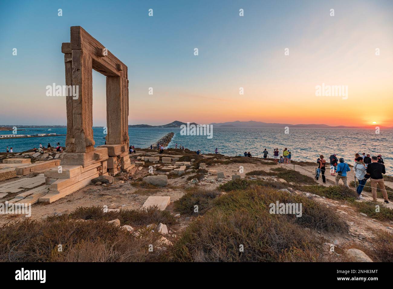 Panoramablick auf die Portara bei Sonnenuntergang, Naxos Stockfoto