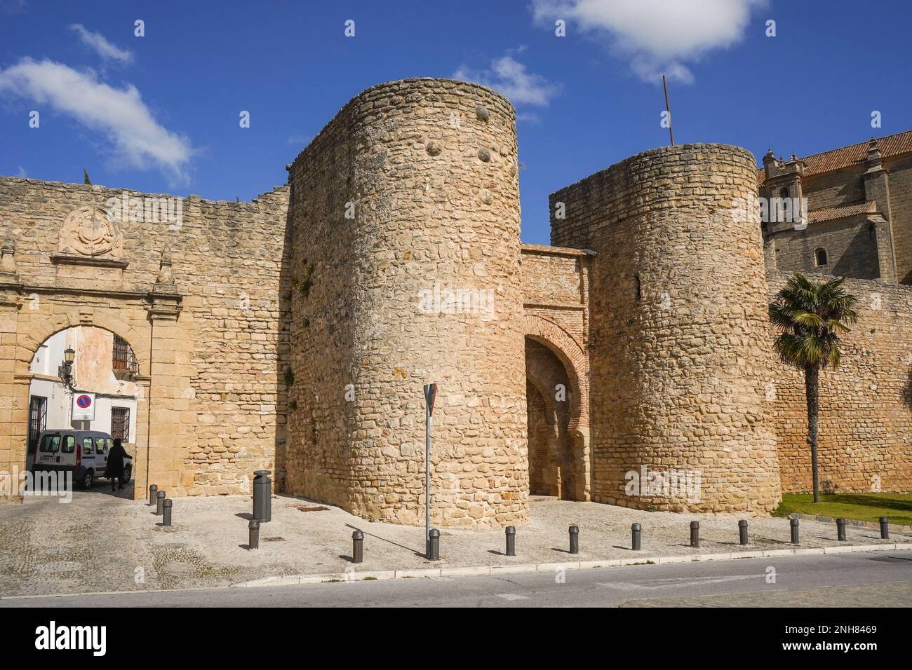 Ronda Spain, Puerta de Almocabar, maurische Stadtmauern des spanischen Dorfes Ronda, Andalusien, Spanien. Stockfoto