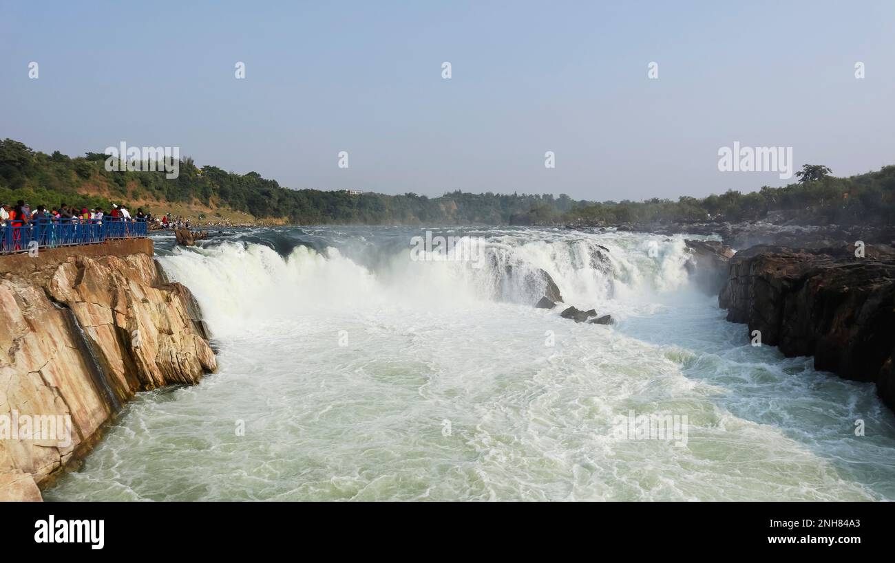 INDIEN, MADHYA PRADESH, JABALPUR, November 2022, Tourist am Dhuandhar Wasserfall, Bedaghat Stockfoto