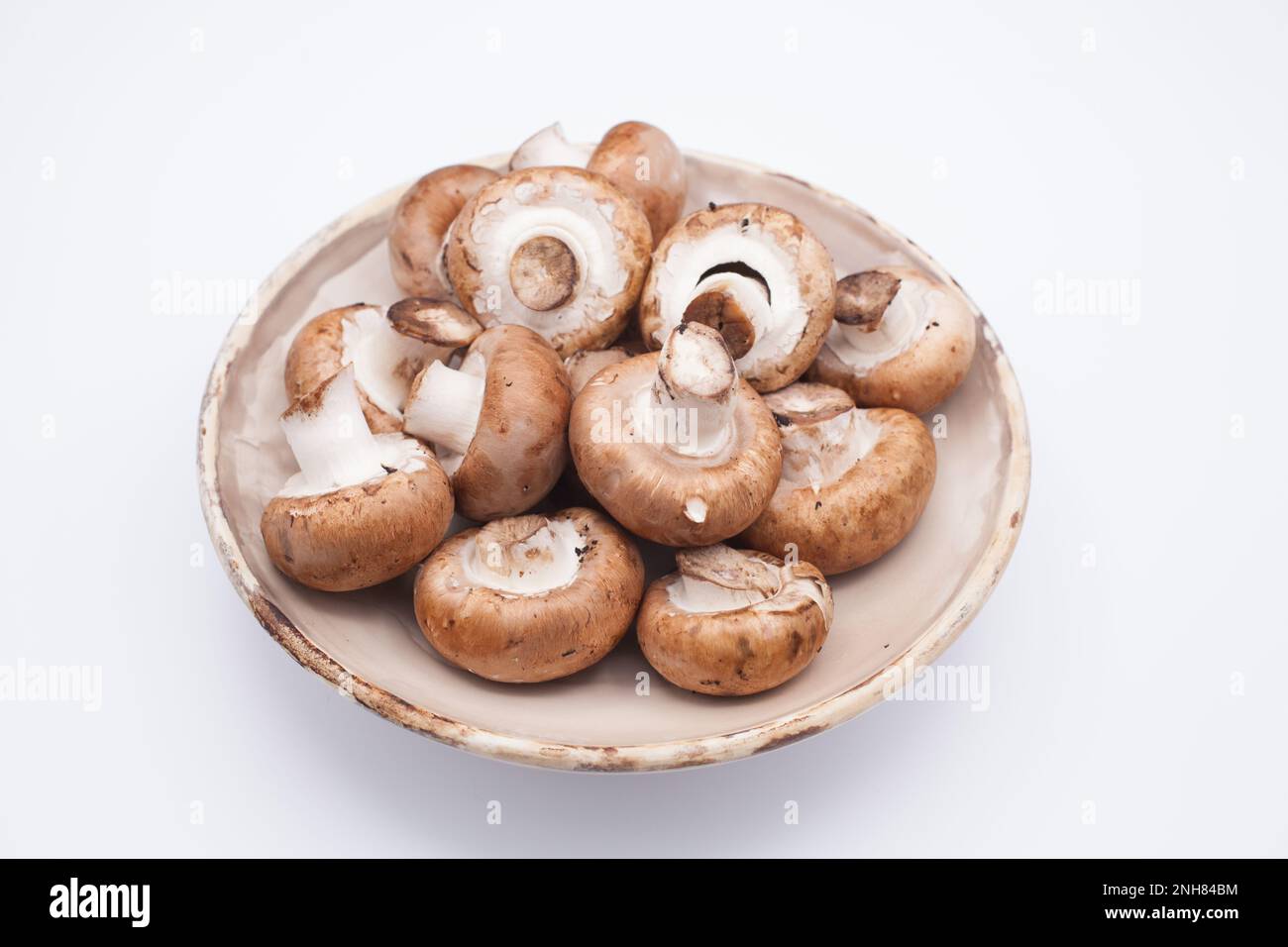 Eine Schüssel Kicherpilze auf weißem Hintergrund Stockfoto
