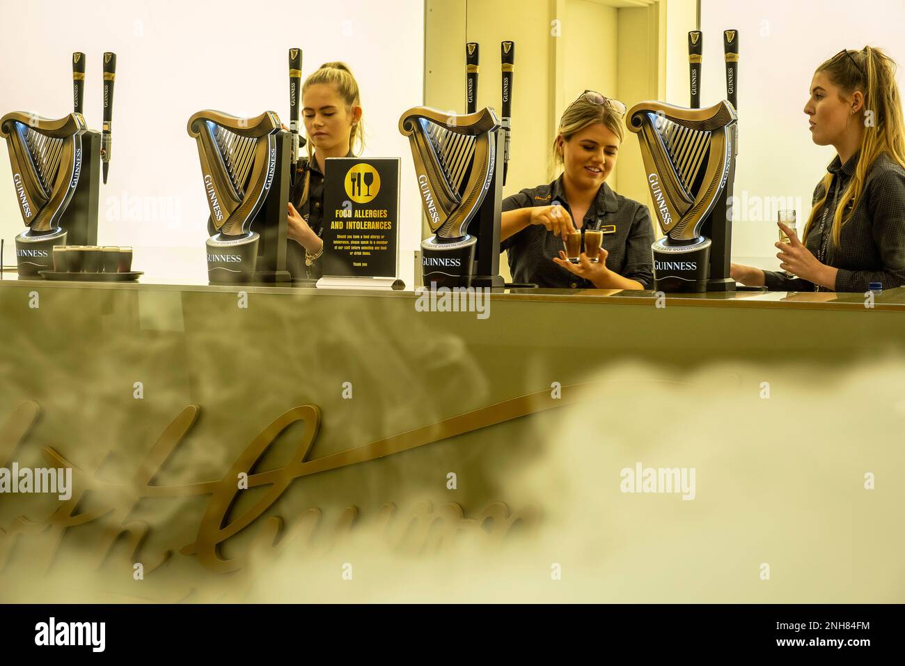 Die Kellnerinnen im Verkostungsraum, Guinness Storehouse, Museum, Brauerei, Ausstellung, Dublin, Irland Stockfoto