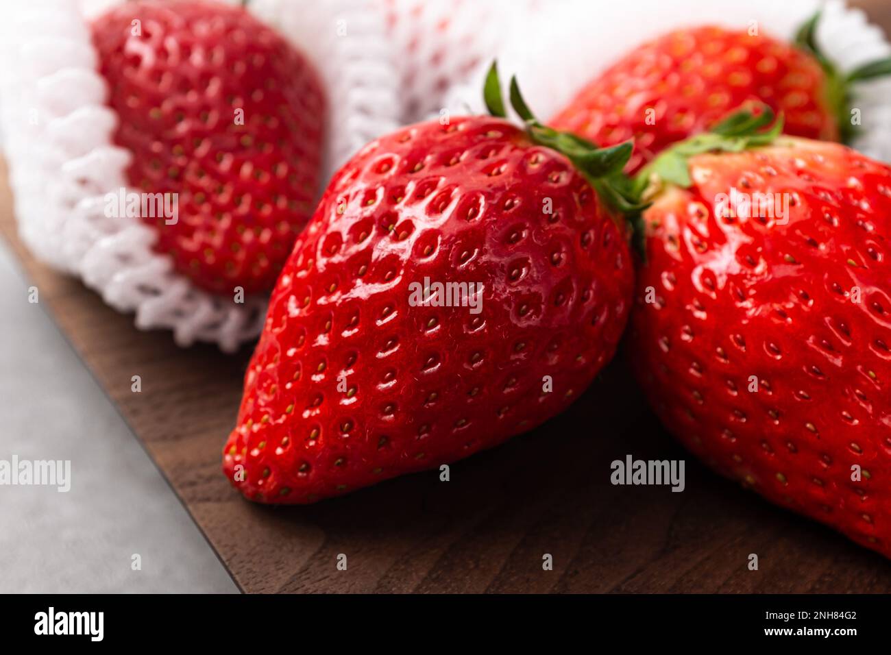 Koreanische Esskultur. Eine Auswahl an Erdbeeren. Große, Süße Erdbeeren Stockfoto