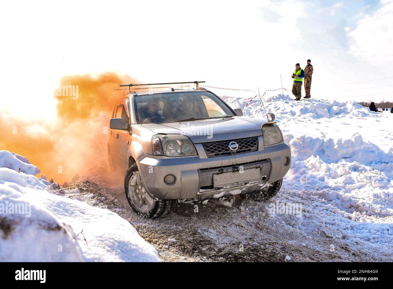 4WD, 4x4, aktive Freizeit, Publikum, Auto, Hell, Auto, Nahaufnahme, Rauchwolke, bunt, Crossover, Dreck, Drive, Editorial, Frost, Wache, Dunst, Hobb Stockfoto