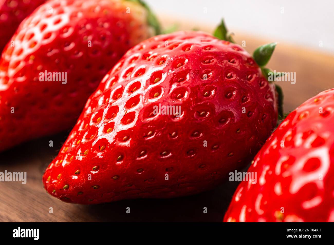 Koreanische Esskultur. Eine Auswahl an Erdbeeren. Große, Süße Erdbeeren Stockfoto