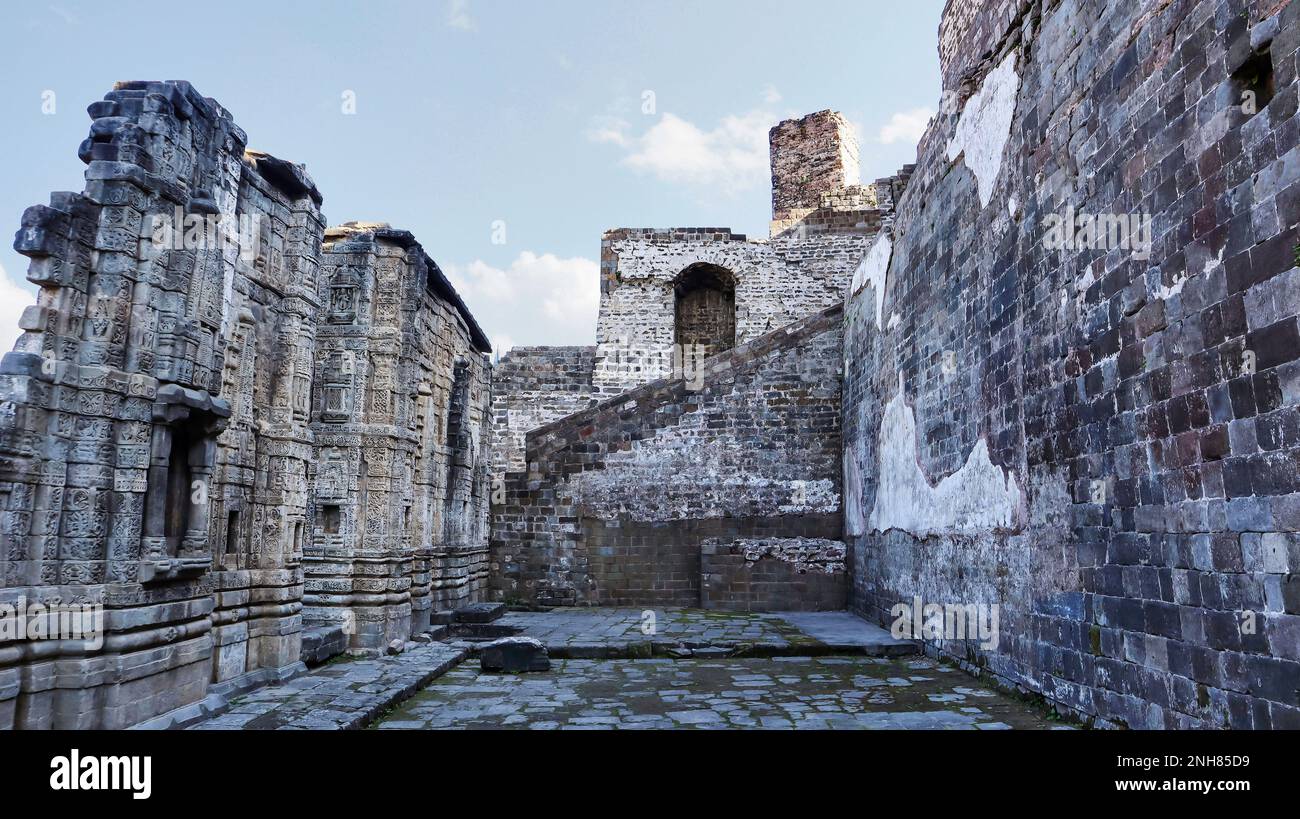 Schnitzereien an der Mauer von Kangra Fort, Kangra, Himachal Pradesh, Indien. Stockfoto