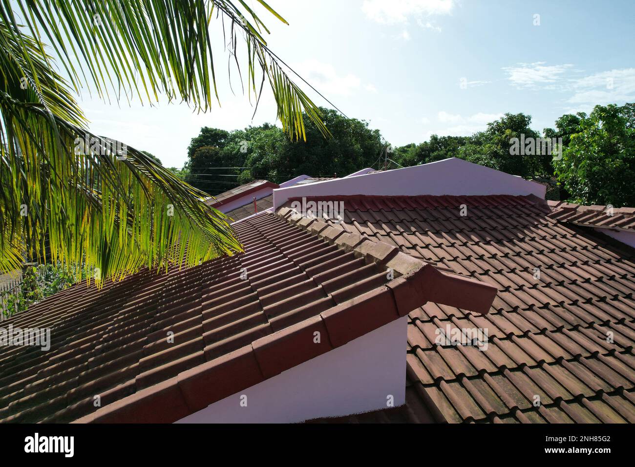 Braune Fliesen Dach im Wohnhaus mit blauem Himmelshintergrund Stockfoto