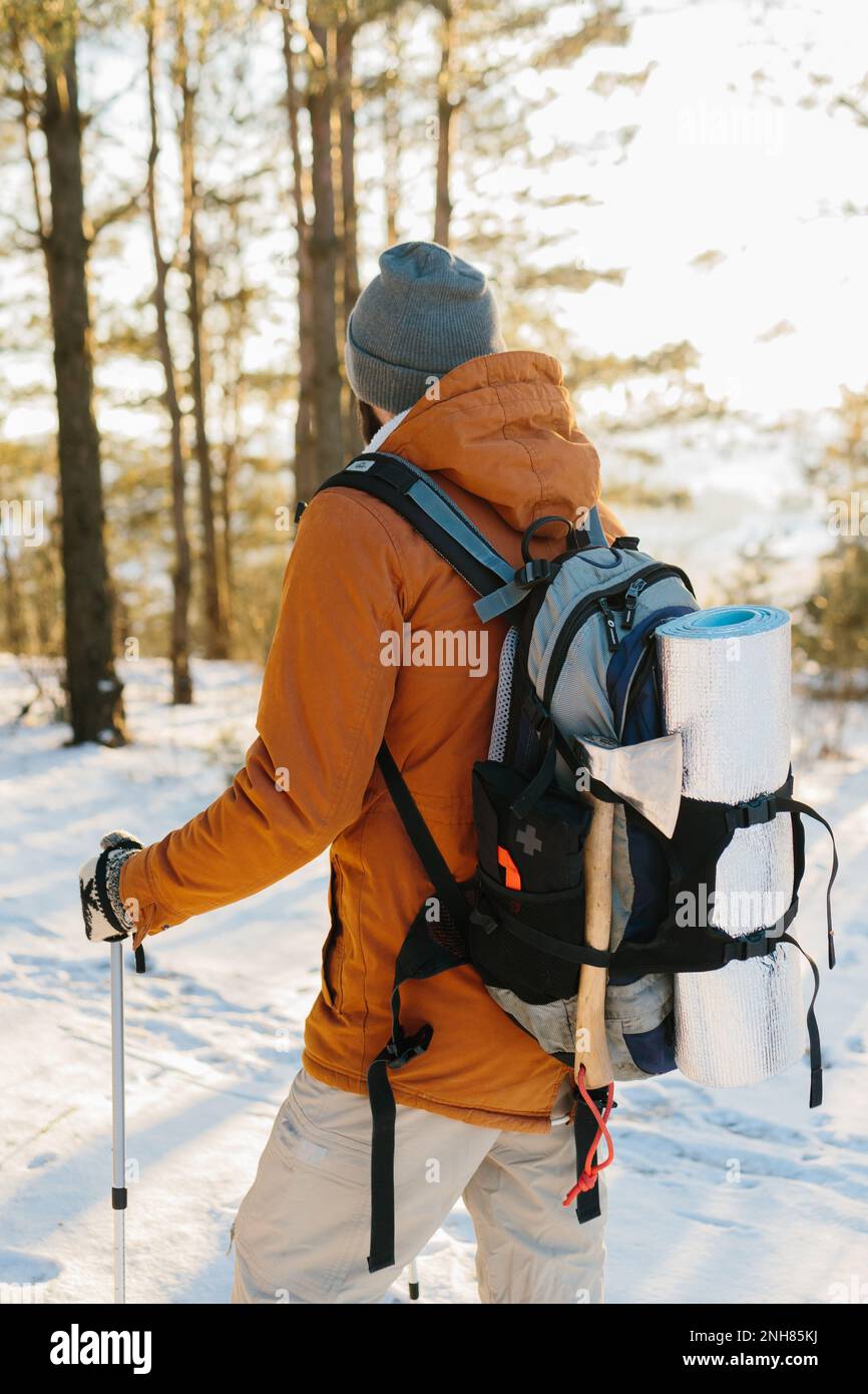 Wandern mit Rucksack im verschneiten Winterwald. Stockfoto