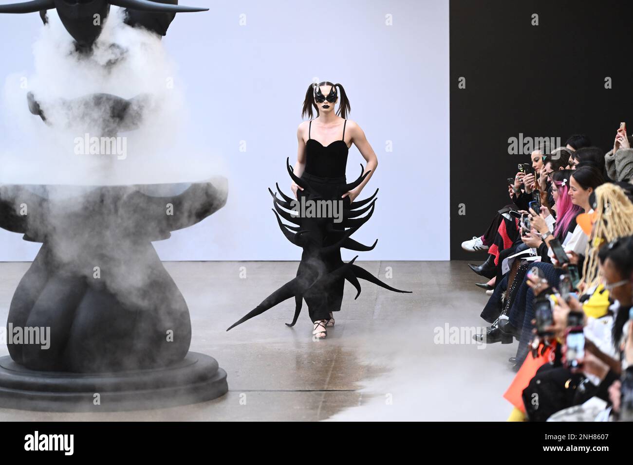 London, Großbritannien. 21. Februar 2023 Models auf dem Laufsteg während der Buerlangma Show, die während der London Fashion Week in Shoreditch stattfand. Foto: Dienstag, 21. Februar 2023. Das Foto sollte lauten: Matt Crossick/Empics/Alamy Live News Stockfoto