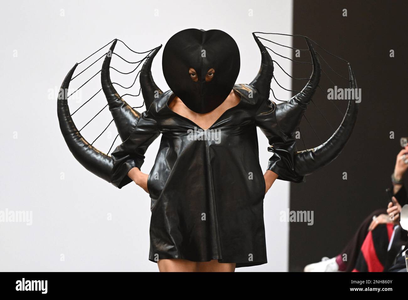 London, Großbritannien. 21. Februar 2023 Models auf dem Laufsteg während der Buerlangma Show, die während der London Fashion Week in Shoreditch stattfand. Foto: Dienstag, 21. Februar 2023. Das Foto sollte lauten: Matt Crossick/Empics/Alamy Live News Stockfoto