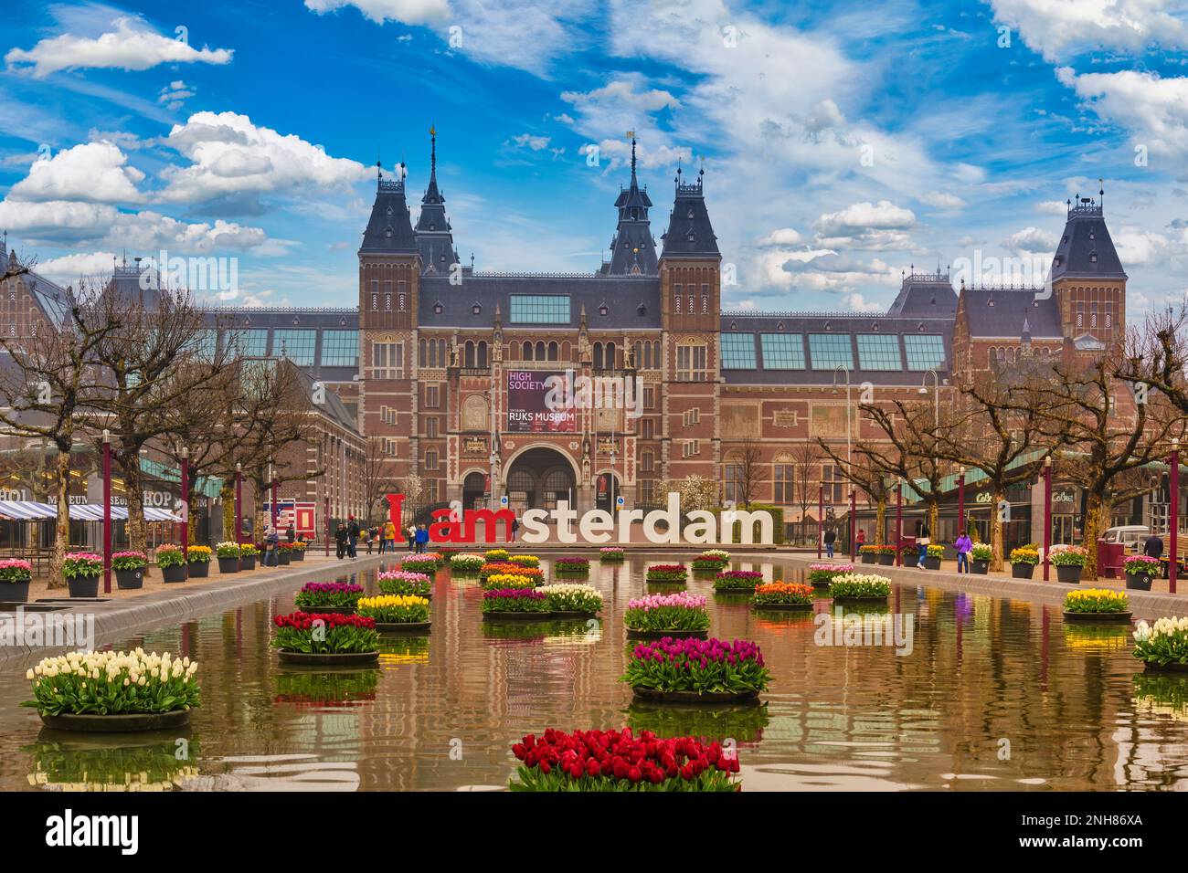 Amsterdam, Niederlande - 15. April 2018: Amsterdam Niederlande, City Skyline im Rijksmuseum (Dutch National Museum) und I Amsterdam Sign with tulib fl Stockfoto