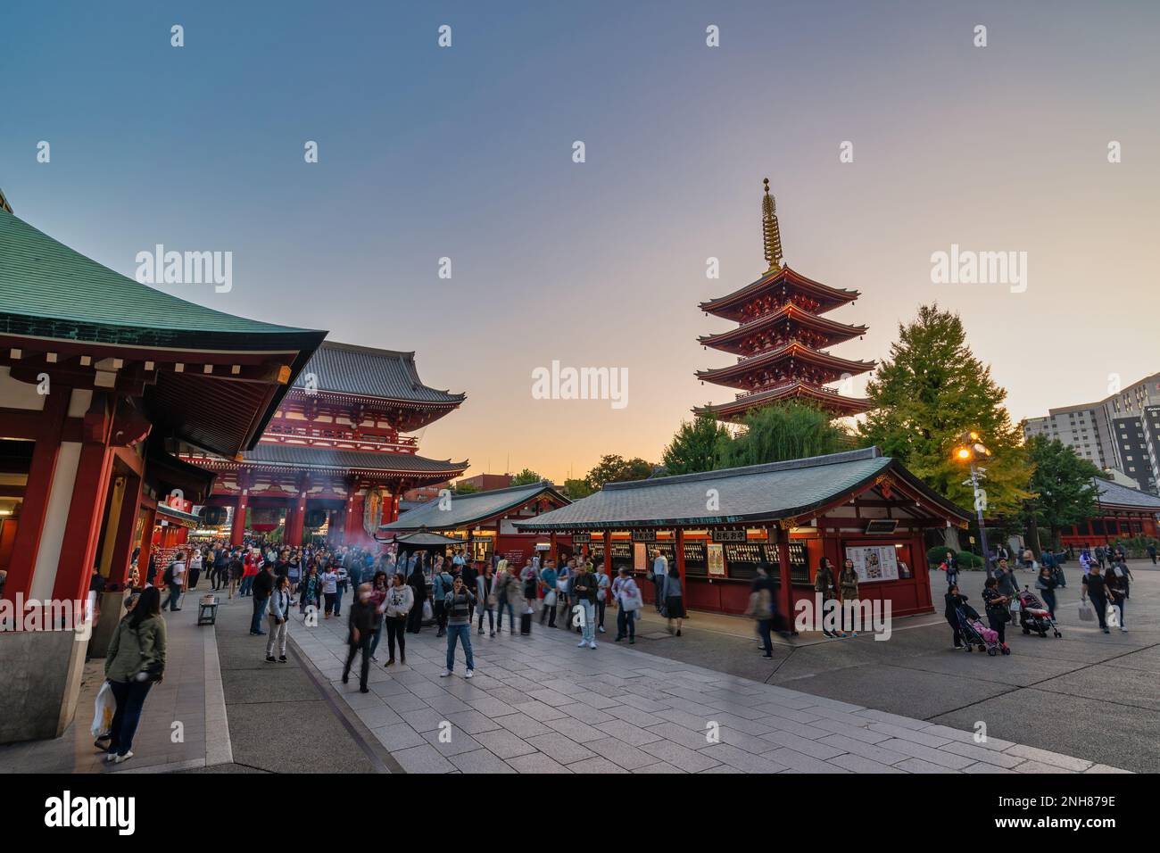 Tokio, Japan - 26. Oktober 2017 : Skyline der Stadt bei Sonnenuntergang am Asakusa-Tempel (Senso-Ji) Stockfoto