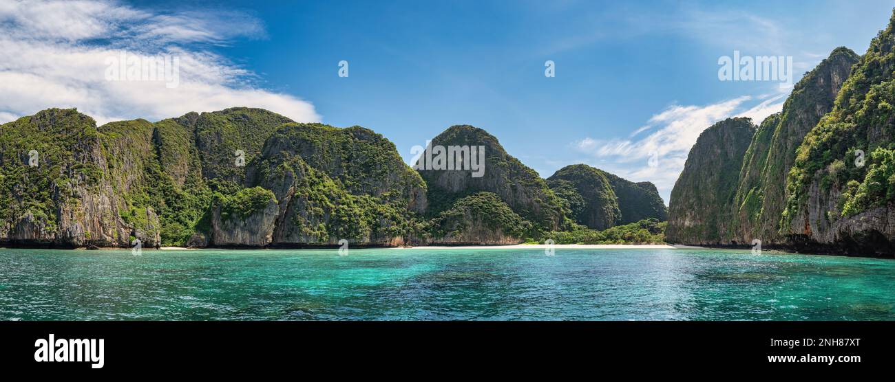 Blick auf die tropischen Inseln mit blauem Meerwasser und weißem Sandstrand an der Maya Bay der Phi Phi Inseln, Naturlandschaft Krabi Thailand Panorama Stockfoto
